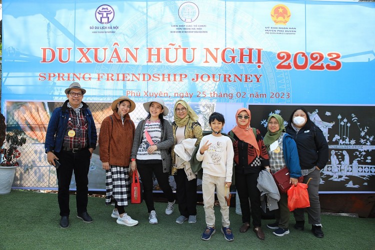 “Hành trình hữu nghị 2023” đưa bạn bè quốc tế trải nghiệm văn hóa làng nghề truyền thống khảm trai, sơn mài Hà Nội: Bạn bè quốc tế du xuân vãn cảnh chùa, trải nghiệm văn hóa làng nghề