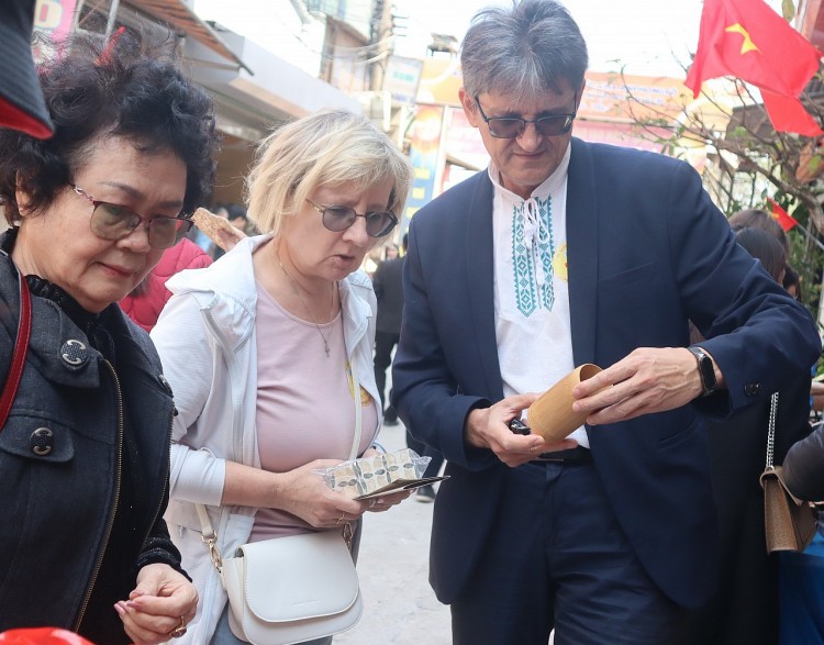“Hành trình hữu nghị 2023” đưa bạn bè quốc tế trải nghiệm văn hóa làng nghề truyền thống khảm trai, sơn mài Hà Nội: Bạn bè quốc tế du xuân vãn cảnh chùa, trải nghiệm văn hóa làng nghề