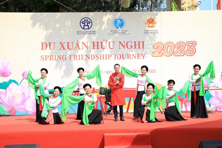 “Hành trình hữu nghị 2023” đưa bạn bè quốc tế trải nghiệm văn hóa làng nghề truyền thống khảm trai, sơn mài Hà Nội: Bạn bè quốc tế du xuân vãn cảnh chùa, trải nghiệm văn hóa làng nghề