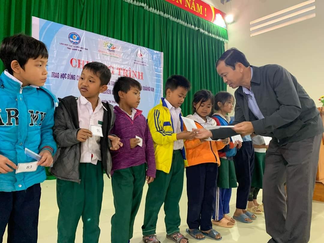 ông Trần Văn Mai, Phó Chủ tịch chuyên trách Liên hiệp các tổ chức hữu nghị tỉnh Quảng Nam trao học bổng cho các em học sinh nghèo tại xã Zuôich, (huyện Nam Giang, tỉnh Quảng Nam). ông Trần Văn Mai, Phó Chủ tịch chuyên trách Liên hiệp các tổ chức hữu nghị tỉnh Quảng Nam trao học bổng cho các em học sinh nghèo tại xã Zuôich, (huyện Nam Giang, tỉnh Quảng Nam).