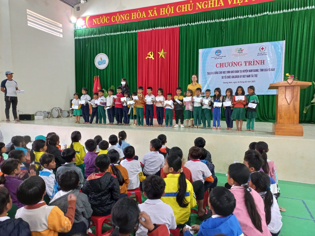 Các em học sinh tại xã Zuôich, (huyện Nam Giang, tỉnh Quảng Nam) hào hứng nhận học bổng từ Tổ chức Children of Vietnam (COV) Các em học sinh tại xã Zuôich, (huyện Nam Giang, tỉnh Quảng Nam) hào hứng nhận học bổng từ Tổ chức Children of Vietnam (COV)