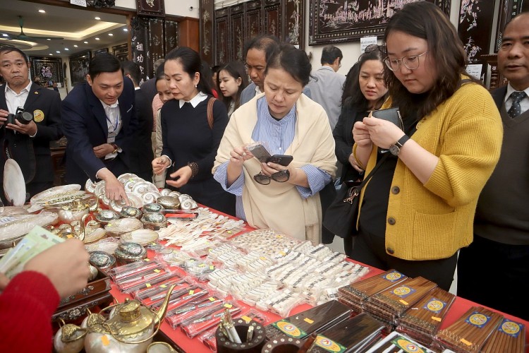“Hành trình hữu nghị 2023” đưa bạn bè quốc tế trải nghiệm văn hóa làng nghề truyền thống khảm trai, sơn mài “Hành trình hữu nghị 2023” đưa bạn bè quốc tế trải nghiệm văn hóa làng nghề truyền thống khảm trai, sơn mài