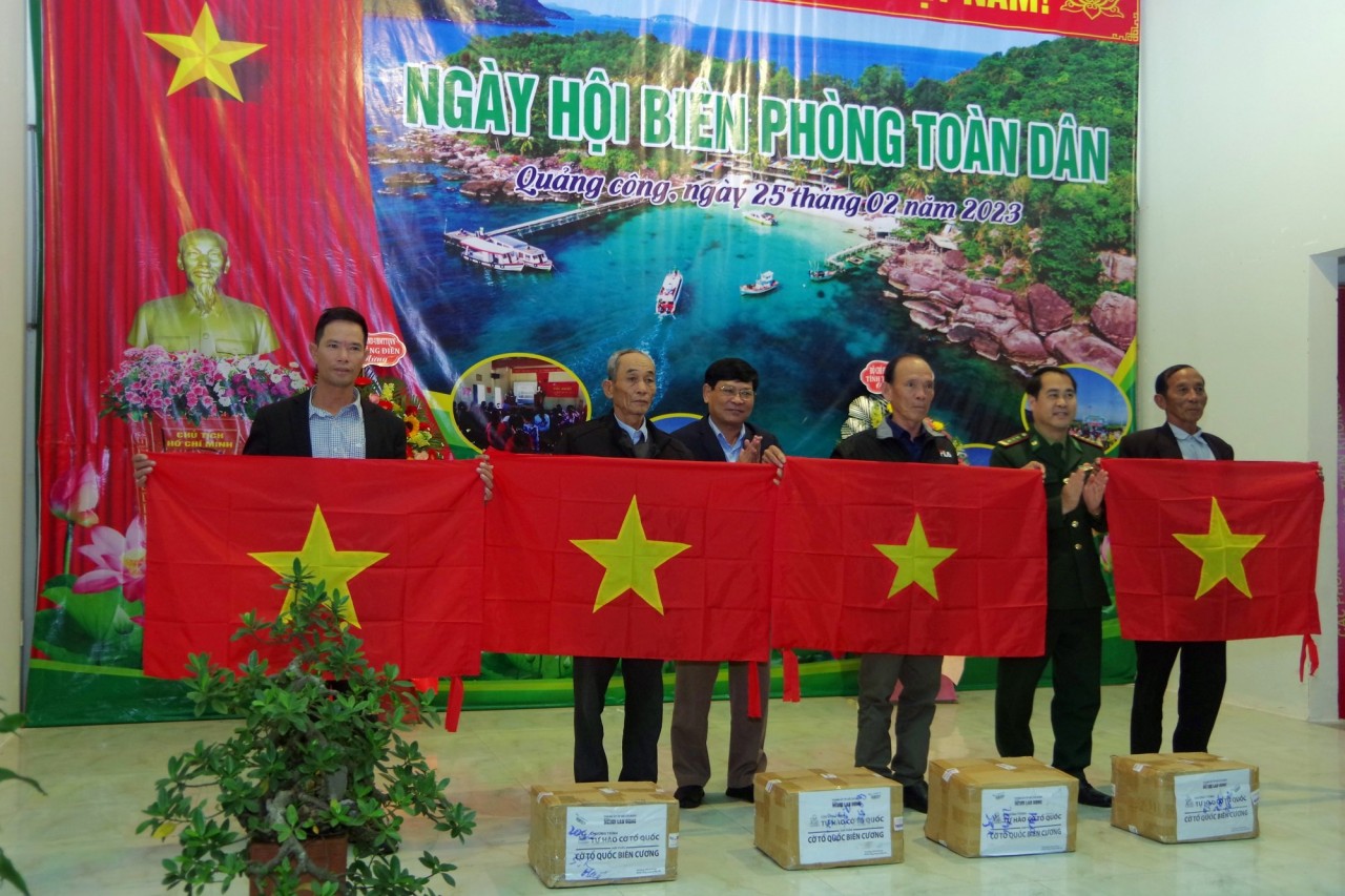 Đại diện Bộ chỉ huy BĐBP tỉnh và UBMTTQVN tỉnh Thừa Thiên Huế tặng cờ Tổ quốc cho người dân. (Ảnh: Võ Tiến) Đại diện Bộ chỉ huy BĐBP tỉnh và UBMTTQVN tỉnh Thừa Thiên Huế tặng cờ Tổ quốc cho người dân. (Ảnh: Võ Tiến)