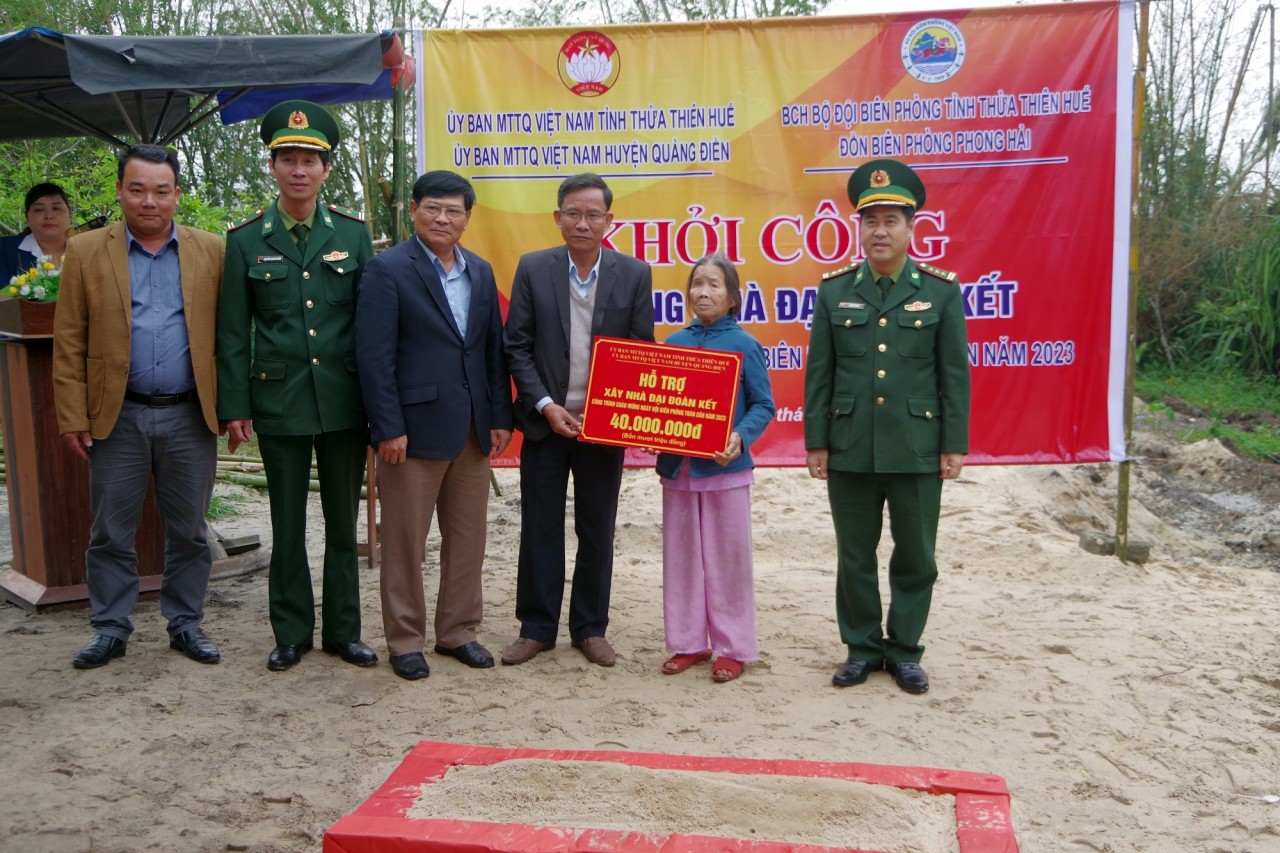 Trao hỗ trợ xây dựng nhà cho gia đình bà Nguyễn Thị Dõ. Trao hỗ trợ xây dựng nhà cho gia đình bà Nguyễn Thị Dõ.