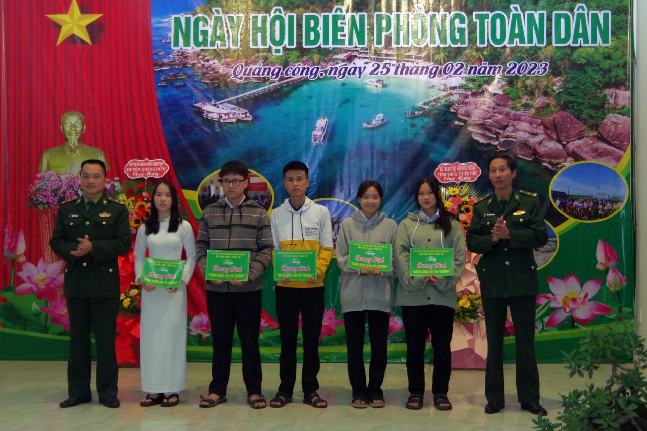 Trao học bỗng cho các em học sinh. Trao học bỗng cho các em học sinh.