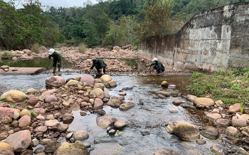 Công nhân cấp nước ở vùng biên Công nhân cấp nước ở vùng biên
