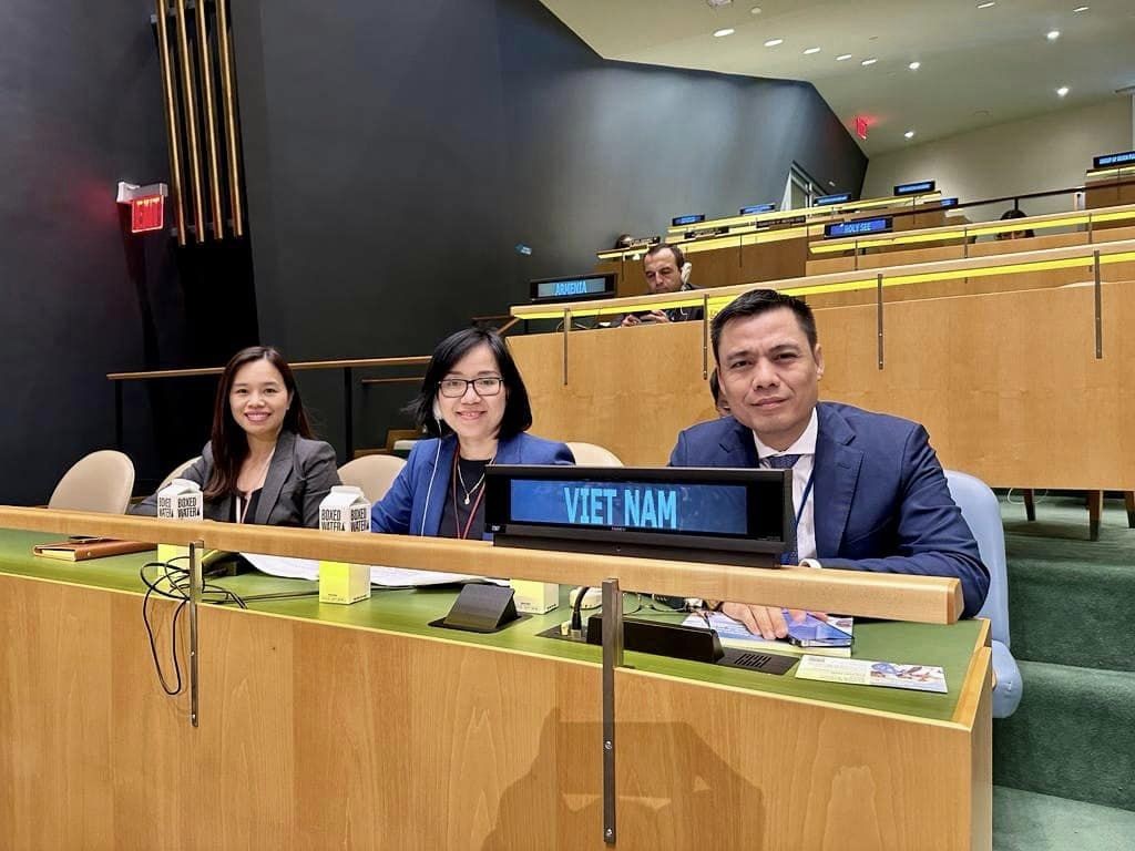 Ambassador Dang Hoang Giang, Permanent Representative of Vietnam to the UN and officials. Photo: VNA Ambassador Dang Hoang Giang, Permanent Representative of Vietnam to the UN and officials. Photo: VNA