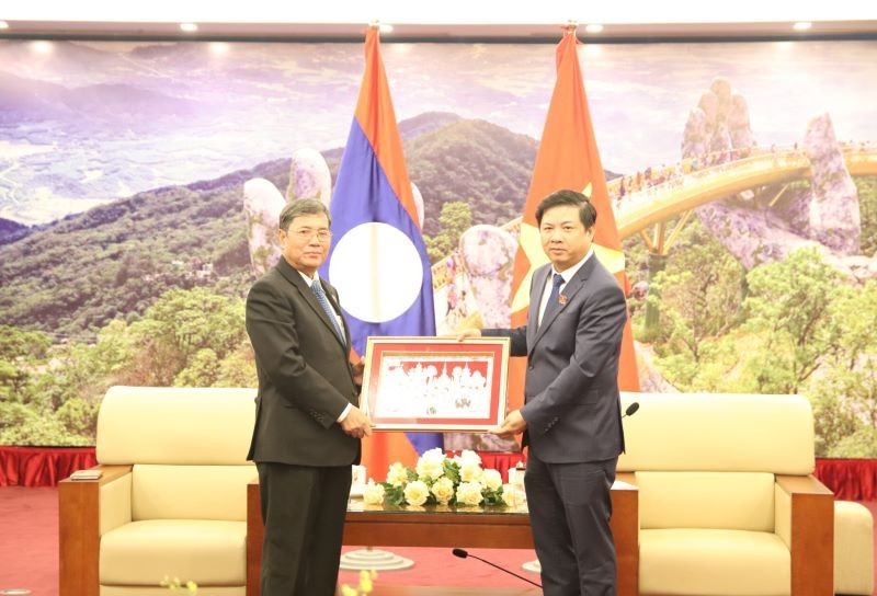 Tiếp tục vun đắp mối quan hệ hữu nghị vĩ đại, đoàn kết đặc biệt và hợp tác toàn diện Việt Nam-Lào Tiếp tục vun đắp mối quan hệ hữu nghị vĩ đại, đoàn kết đặc biệt và hợp tác toàn diện Việt Nam-Lào