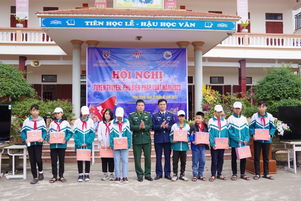 Chỉ huy hai đơn vị Đoàn Đặc nhiệm phòng chống tội phạm ma túy số 1 và Đồn Biên phòng Ngọc Lâm tặng quà cho học sinh có hoàn cảnh khó khăn, học giỏi. (Ảnh: Cảnh sát biển Việt Nam)