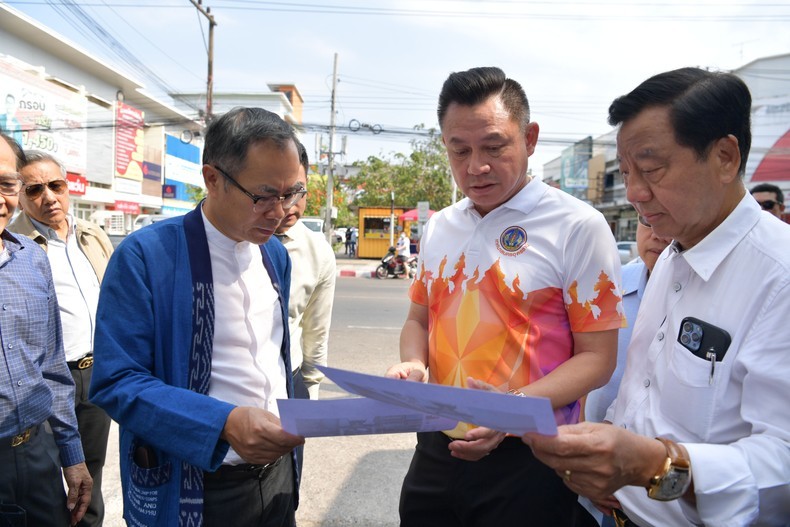 Ambassador Phan Chi Thanh and Udon Thani Mayor Thanadorn Phuttharaksa visit the construction site. Photo: NDO Ambassador Phan Chi Thanh and Udon Thani Mayor Thanadorn Phuttharaksa visit the construction site. Photo: NDO