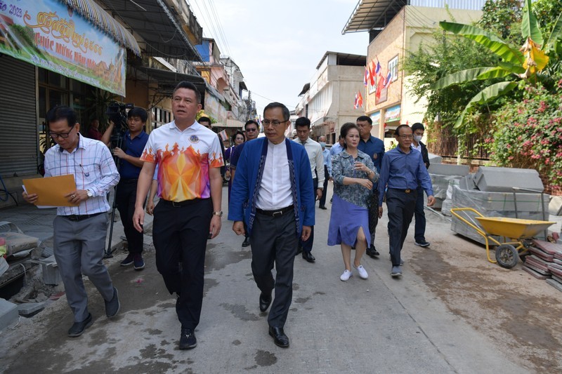Vietnamese Ambassador to Thailand Phan Chi Thanh inspects the Vietnam Street project in Udon Thani province. Photo: NDO Vietnamese Ambassador to Thailand Phan Chi Thanh inspects the Vietnam Street project in Udon Thani province. Photo: NDO