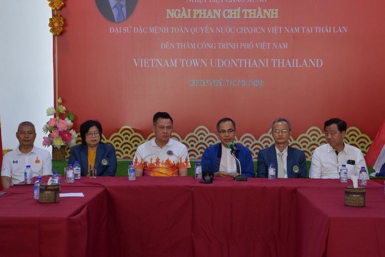 At the working session between Ambassador Phan Chi Thanh and Udon Thani Mayor Thanadorn Phuttharaksa. Photo: NDO At the working session between Ambassador Phan Chi Thanh and Udon Thani Mayor Thanadorn Phuttharaksa. Photo: NDO
