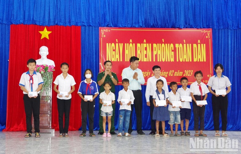 Sôi nổi ngày hội biên phòng toàn dân khu vực biên giới biển Sóc Trăng Sôi nổi ngày hội biên phòng toàn dân khu vực biên giới biển Sóc Trăng