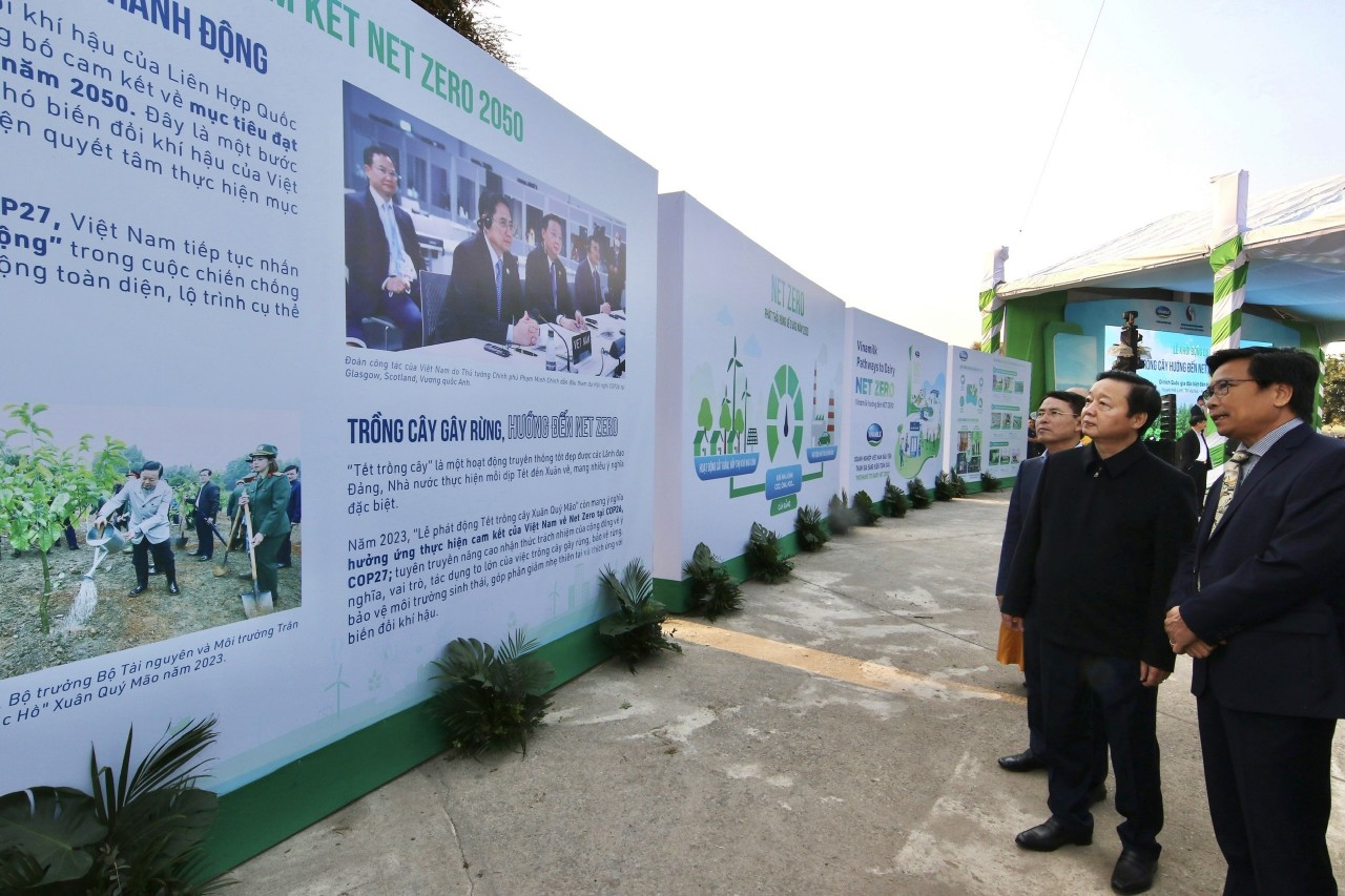 Phó thủ tướng Trần Hồng Hà cùng các đại biểu đi tham quan khu vực thông tin về mục tiêu Net Zero tại sự kiện. Phó thủ tướng Trần Hồng Hà cùng các đại biểu đi tham quan khu vực thông tin về mục tiêu Net Zero tại sự kiện.