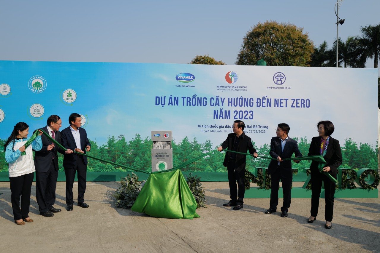 Phó Thủ tướng Trần Hồng Hà và các đại biểu cùng kéo dải lụa ra mắt trụ đá biểu tượng của dự án trồng cây hướng đến Net Zero tại sự kiện. Phó Thủ tướng Trần Hồng Hà và các đại biểu cùng kéo dải lụa ra mắt trụ đá biểu tượng của dự án trồng cây hướng đến Net Zero tại sự kiện.