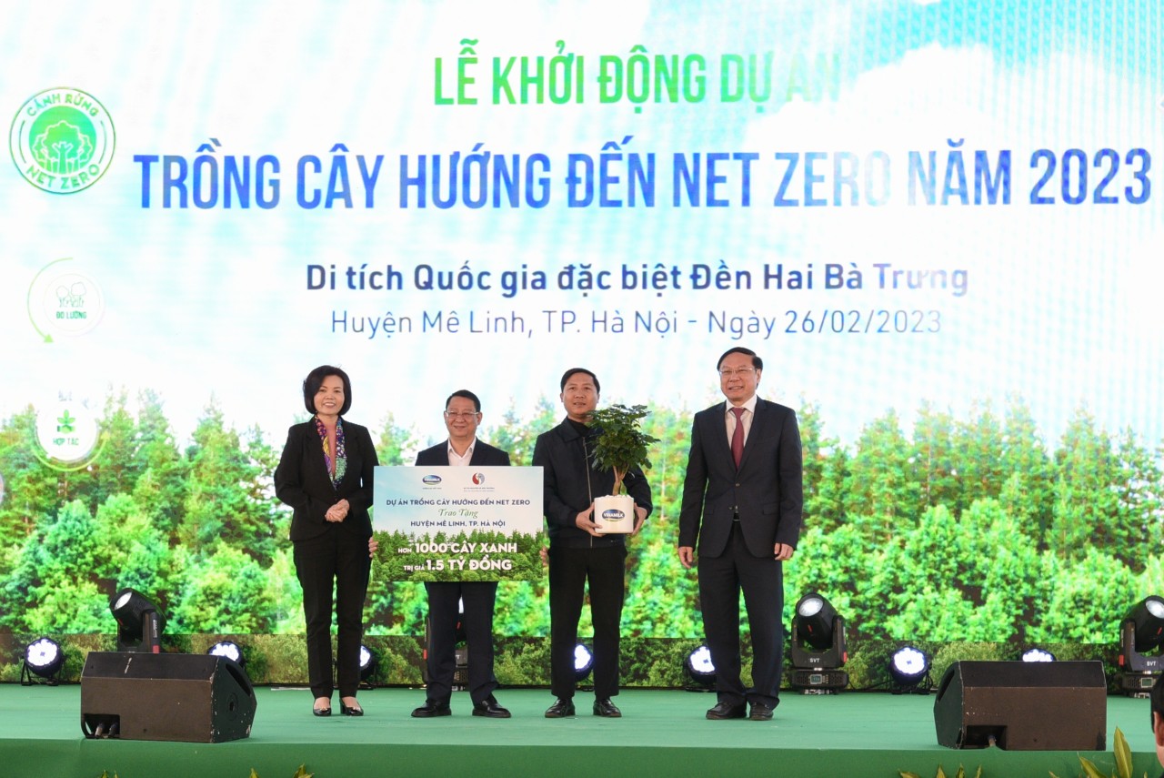 Lãnh đạo Bộ Tài nguyên & Môi trường và đại diện Vinamilk trao tặng bảng tượng trưng và cây xanh lưu niệm cho lãnh đạo huyện Mê Linh, Tp. Hà Nội. Lãnh đạo Bộ Tài nguyên & Môi trường và đại diện Vinamilk trao tặng bảng tượng trưng và cây xanh lưu niệm cho lãnh đạo huyện Mê Linh, Tp. Hà Nội.