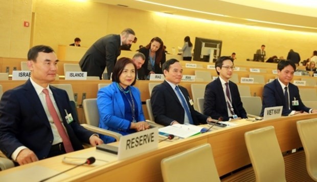 Deputy PM Meets Foreign Officials, Vietnamese Expats in Switzerland Deputy PM Meets Foreign Officials, Vietnamese Expats in Switzerland