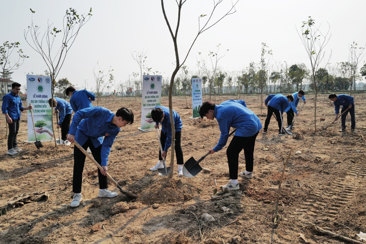 Các đoàn viên thanh niên cũng hăng hái tham gia trồng cây để góp phần bảo vệ môi trường, nâng cao môi trường sống tại huyện Mê Linh – “cột mốc xanh” đầu tiên của dự án. Các đoàn viên thanh niên cũng hăng hái tham gia trồng cây để góp phần bảo vệ môi trường, nâng cao môi trường sống tại huyện Mê Linh – “cột mốc xanh” đầu tiên của dự án.