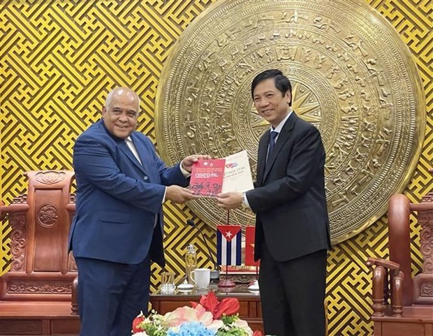 Cuban Ambassador to Vietnam Orlando Nicolás Hernández Guillén (L) presents gift to a leader of Quang Tri province. Photo: VNA Cuban Ambassador to Vietnam Orlando Nicolás Hernández Guillén (L) presents gift to a leader of Quang Tri province. Photo: VNA