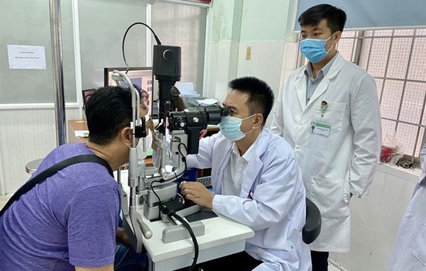 Doctor Nguyen Viet Giap gives eye check-up to a patent. Photo: baobariavungtau.com.vn Doctor Nguyen Viet Giap gives eye check-up to a patent. Photo: baobariavungtau.com.vn