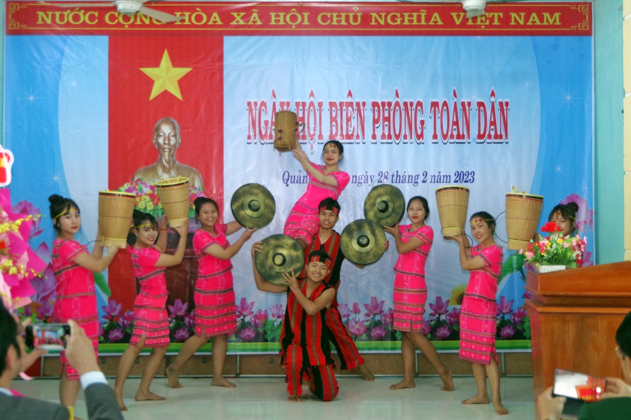 Nhân dân phấn khởi tham dự Thừa Thiên Huế: Tô thắm thêm “tình quân dân” nơi xã biên giới A Lưới