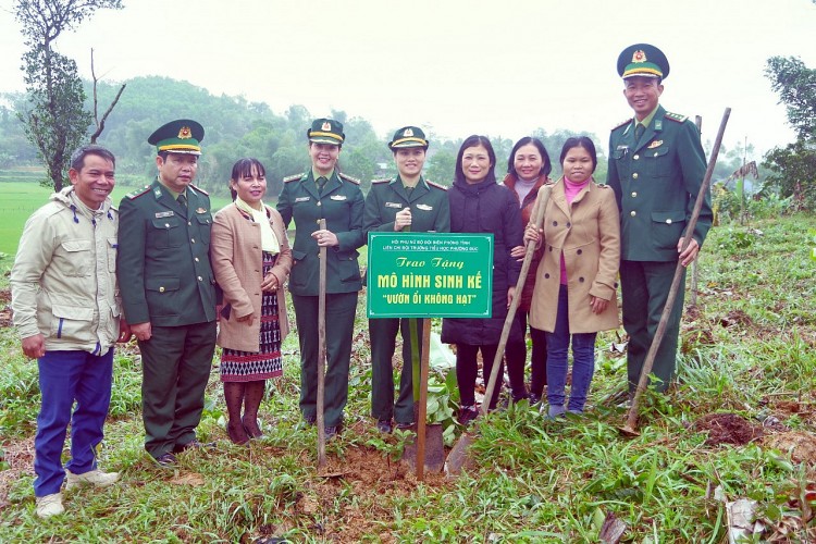 Thừa Thiên Huế: Tô thắm thêm “tình quân dân” nơi xã biên giới A Lưới Thừa Thiên Huế: Tô thắm thêm “tình quân dân” nơi xã biên giới A Lưới