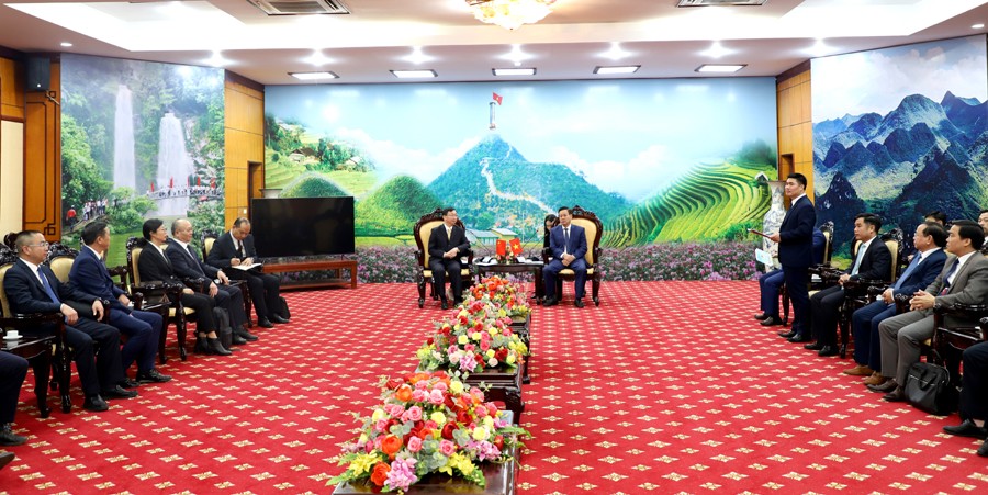 Chủ tịch UBND tỉnh Hà Giang Nguyễn Văn Sơn tiếp xã giao đoàn đại biểu Chính quyền nhân dân châu Văn Sơn (Trung Quốc) (Ảnh: Kim Tiến/Báo Hà Giang). Chủ tịch UBND tỉnh Hà Giang Nguyễn Văn Sơn tiếp xã giao đoàn đại biểu Chính quyền nhân dân châu Văn Sơn (Trung Quốc) (Ảnh: Kim Tiến/Báo Hà Giang).