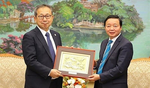 Deputy Prime Minister Tran Hong Ha (R) presents a souvenir to Deputy Prime Minister Tran Hong Ha (Photo: VNA) Deputy Prime Minister Tran Hong Ha (R) presents a souvenir to Deputy Prime Minister Tran Hong Ha (Photo: VNA)