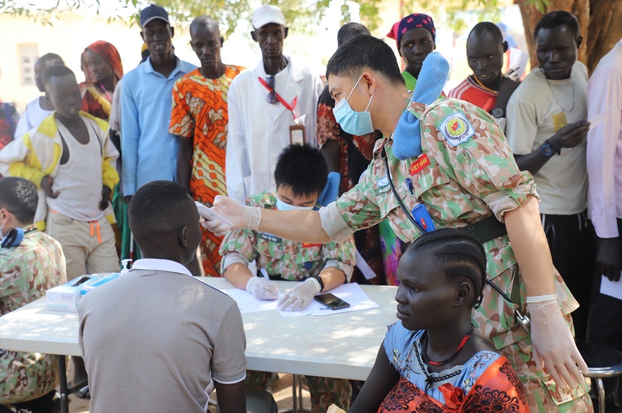 Vietnamese “blue beret” doctors mark their day in South Sudan Vietnamese “blue beret” doctors mark their day in South Sudan