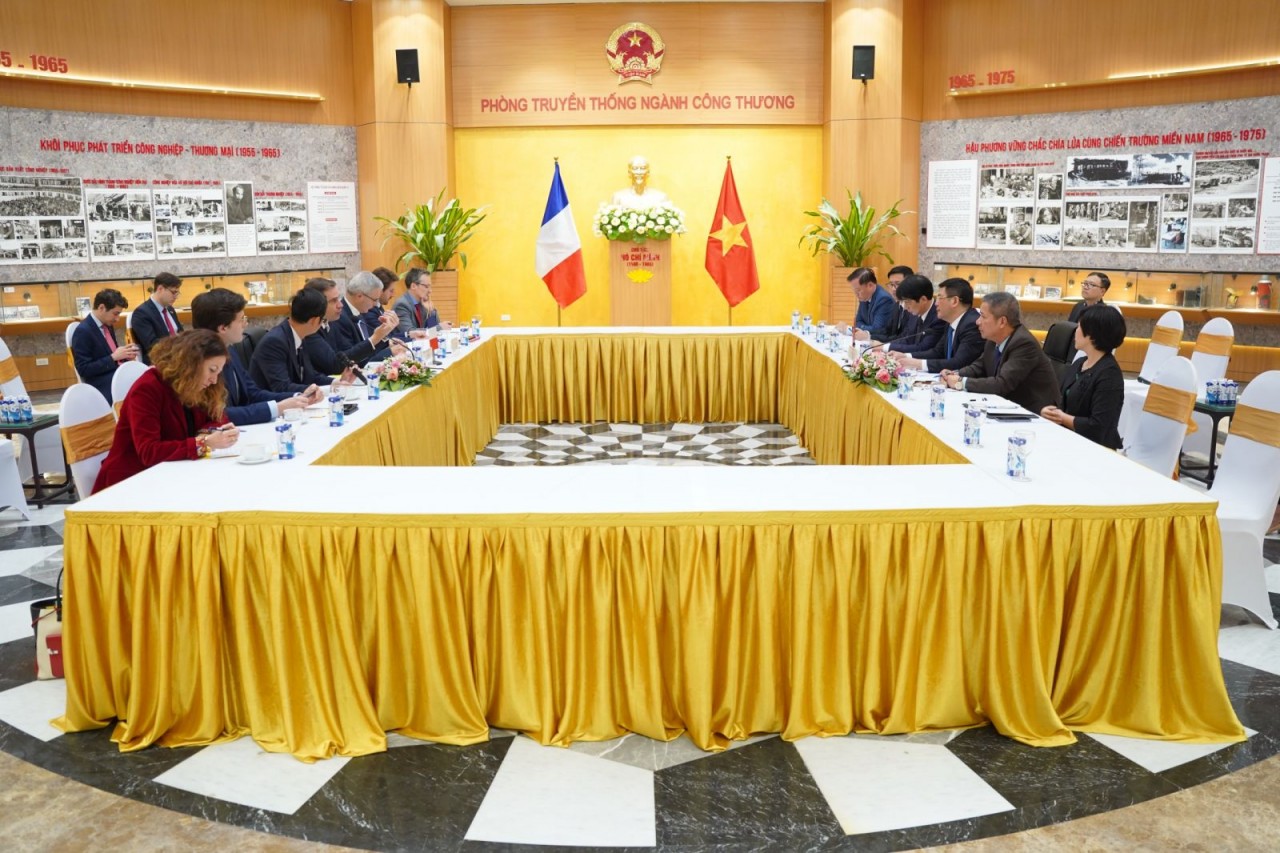 Bộ trưởng Nguyễn Hồng Diên đã có buổi tiếp và làm việc với ngài Olivier Becht - Bộ trưởng đặc trách Ngoại thương, Sức thu hút của nước Pháp và người Pháp tại trụ sở Bộ Công Thương. Bộ trưởng Nguyễn Hồng Diên đã có buổi tiếp và làm việc với ngài Olivier Becht - Bộ trưởng đặc trách Ngoại thương, Sức thu hút của nước Pháp và người Pháp tại trụ sở Bộ Công Thương.