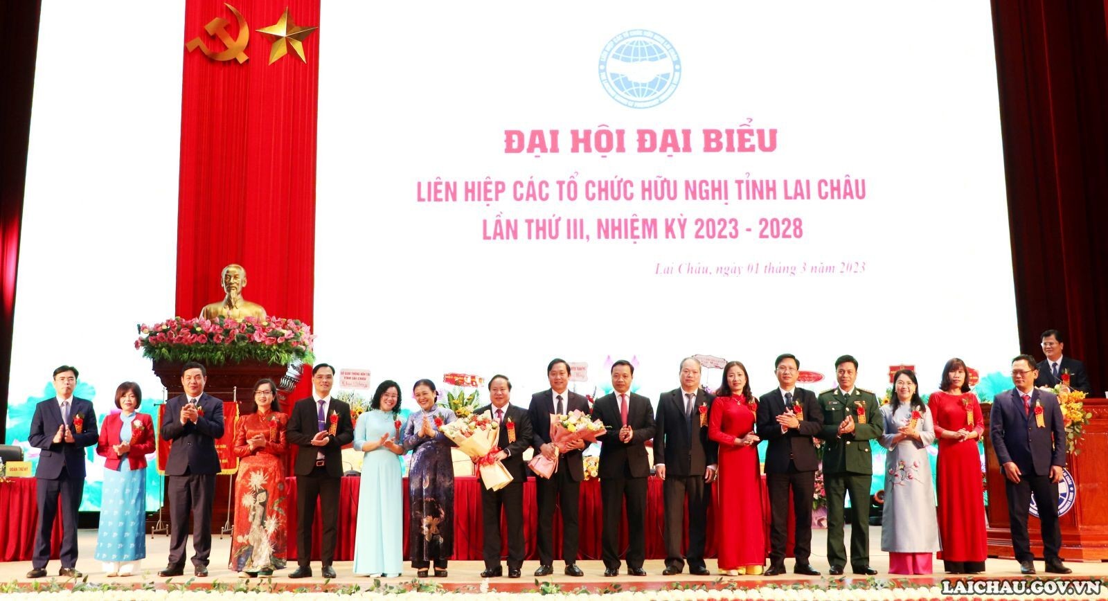 Nguyễn Phương Nga - Bí thư Đảng đoàn, Chủ tịch Liên hiệp các tổ chức hữu nghị Việt Nam và đồng chí Trần Tiến Dũng - Phó Bí thư Tỉnh ủy, Chủ tịch UBND tỉnh Lai Châu tặng hoa chúc mừng Ban Chấp hành Liên hiệp các tổ chức hữu nghị tỉnh Lai Châu khóa III, nhiệm kỳ 2023 - 2028 (Ảnh: Cổng TTĐT tỉnh Lai Châu).