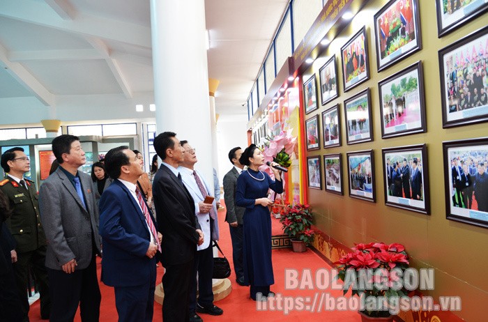Các đại biểu tham quan gian trưng bày tại Bảo tàng tỉnh. Các đại biểu tham quan gian trưng bày tại Bảo tàng tỉnh.