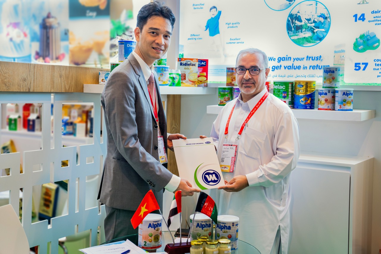 Ông Zia Ahmad Mohd Asmail – đối tác lớn của Vinamilk tại khu vực Trung Đông đã tiếp tục ký kết các hợp đồng nhập khẩu sản phẩm của Vinamilk trong năm 2023, đóng góp vào doanh thu xuất khẩu 100 triệu USD trong những tháng đầu năm của công ty. Ông Zia Ahmad Mohd Asmail – đối tác lớn của Vinamilk tại khu vực Trung Đông đã tiếp tục ký kết các hợp đồng nhập khẩu sản phẩm của Vinamilk trong năm 2023, đóng góp vào doanh thu xuất khẩu 100 triệu USD trong những tháng đầu năm của công ty.