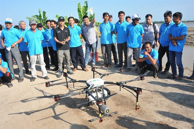 nông dân ở các tỉnh ĐBSCL đến tham quan máy bay không người lái phun thuốc BVTV trên đồng lúa tại Long An (Ảnh: Tập đoàn Lộc Trời). nông dân ở các tỉnh ĐBSCL đến tham quan máy bay không người lái phun thuốc BVTV trên đồng lúa tại Long An (Ảnh: Tập đoàn Lộc Trời).
