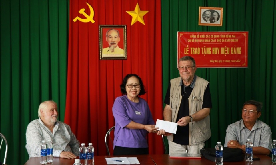Hội Hữu nghị Bỉ - Việt tặng 1,1 nghìn Euro cho nạn nhân chất độc da cam/dioxin tỉnh Đồng Nai Hội Hữu nghị Bỉ - Việt tặng 1,1 nghìn Euro cho nạn nhân chất độc da cam/dioxin tỉnh Đồng Nai