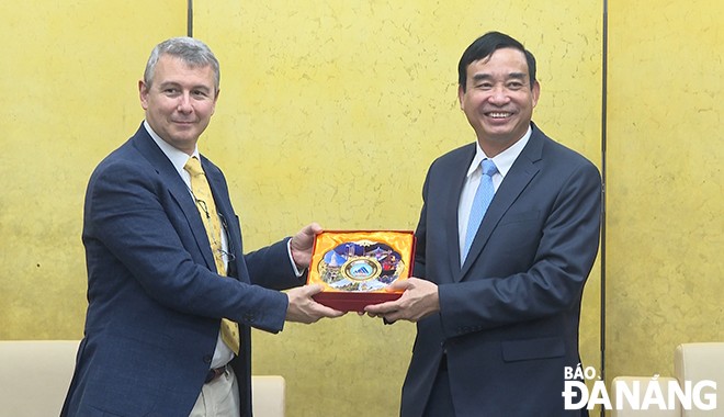 Da Nang People's Committee Chairman Le Trung Chinh (right) presents a souvenir to Mr. Karl Van Den Bossche. Photo: T.Phuong/Da Nang newspaper Da Nang People's Committee Chairman Le Trung Chinh (right) presents a souvenir to Mr. Karl Van Den Bossche. Photo: T.Phuong/Da Nang newspaper
