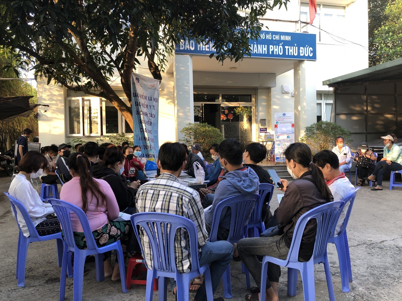 Người lao động ngồi chờ làm thủ tục rút BHXH một lần tại Bảo hiểm xã hội TP Thủ Đức (TP HCM) cuối năm 2022 (Ảnh: Vietnamnet) Người lao động ngồi chờ làm thủ tục rút BHXH một lần tại Bảo hiểm xã hội TP Thủ Đức (TP HCM) cuối năm 2022 (Ảnh: Vietnamnet)