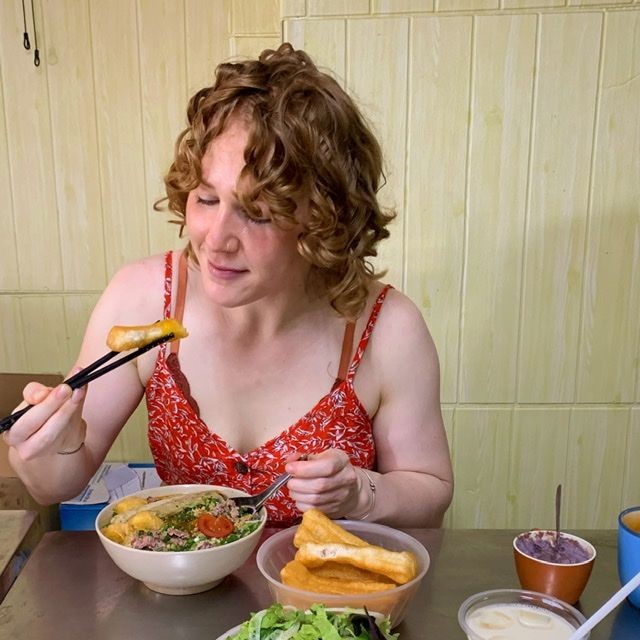 Diễn viên Mỹ Corrin Carlson và niềm đam mê ẩm thực đường phố Việt Nam Diễn viên Mỹ Corrin Carlson và niềm đam mê ẩm thực đường phố Việt Nam