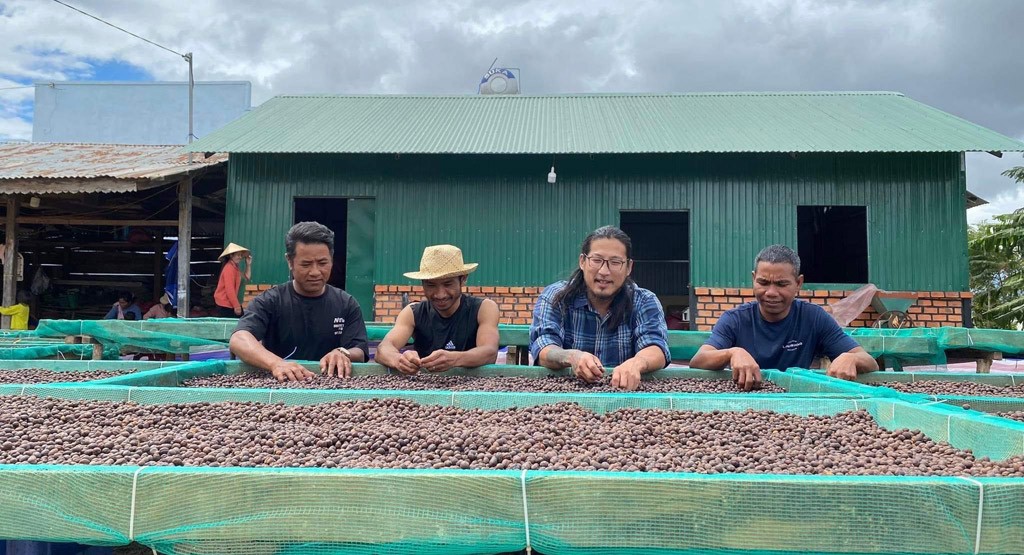 Kiyo (long hair) and farmers preliminarily processing coffee. Photo: Le Van Kiyo (long hair) and farmers preliminarily processing coffee. Photo: Le Van