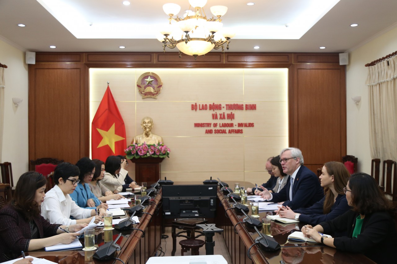 Đặc phái viên Andrew Patrick làm việc với Cục trưởng Cục Phòng, chống tệ nạn xã hội, Bộ Lao động, Thương binh và Xã hội Việt Nam Đặc phái viên Andrew Patrick làm việc với Cục trưởng Cục Phòng, chống tệ nạn xã hội, Bộ Lao động, Thương binh và Xã hội Việt Nam