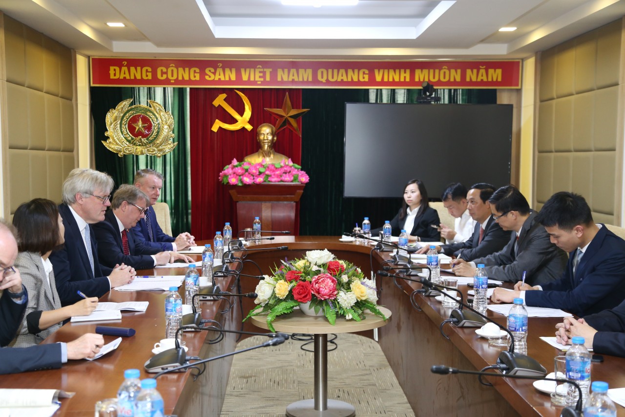 Đặc phái viên về Di cư, Nô lệ hiện đại và Mua bán người của Chính phủ Vương quốc Anh, Andrew Patrick làm việc với Cục Đối ngoại, Bộ Công an. Đặc phái viên về Di cư, Nô lệ hiện đại và Mua bán người của Chính phủ Vương quốc Anh, Andrew Patrick làm việc với Cục Đối ngoại, Bộ Công an.