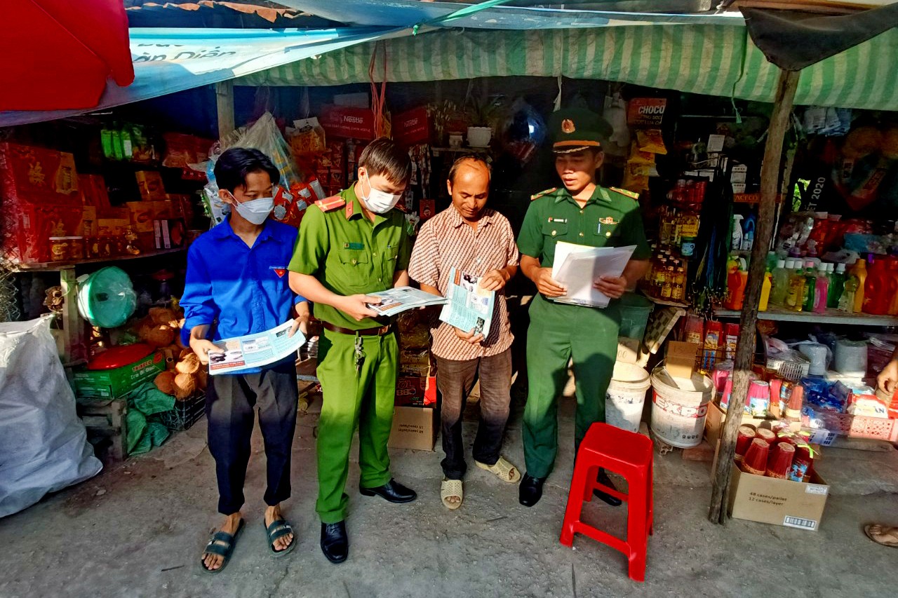 Tuyên truyền phòng, chống buôn lậu thuốc nơi vùng biên giới An Giang Tuyên truyền phòng, chống buôn lậu thuốc nơi vùng biên giới An Giang
