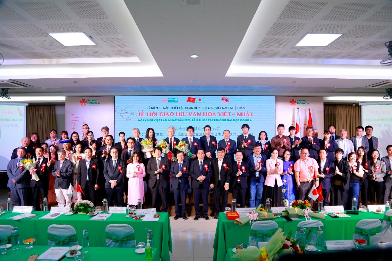 Đông đảo đại biểu, các đối tác đến từ Nhật Bản và Việt Nam tham dự chụp ảnh lưu niệm (Ảnh: Đại học Đông Ad