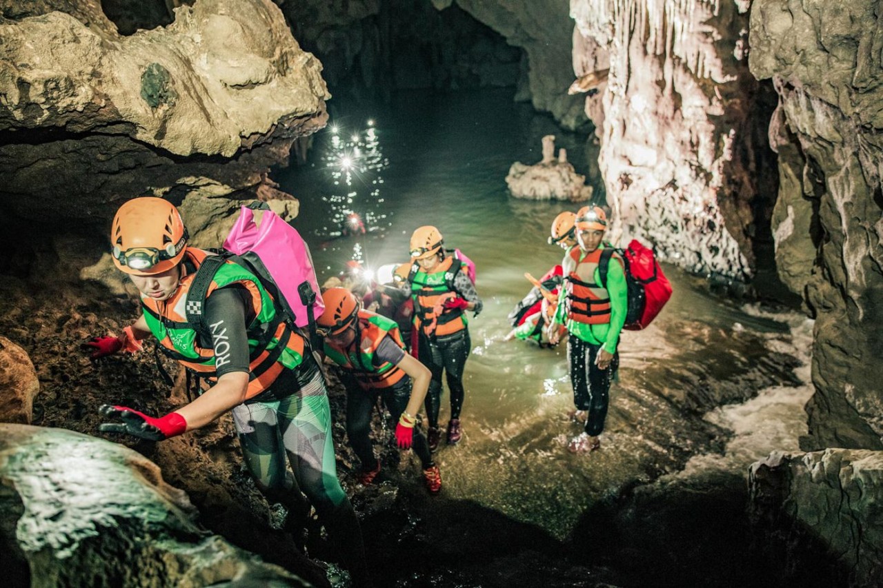 Hệ thống hang động Tú Làn nằm khá thấp, được đan xen bởi nhiều dòng suối, sông luôn đầy ắp nước chảy (Nguồn Internet). Hệ thống hang động Tú Làn nằm khá thấp, được đan xen bởi nhiều dòng suối, sông luôn đầy ắp nước chảy (Nguồn Internet).
