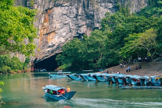Thuyền xuôi theo dòng sông Son để vào động Phong Nha (Nguồn Internet). Thuyền xuôi theo dòng sông Son để vào động Phong Nha (Nguồn Internet).