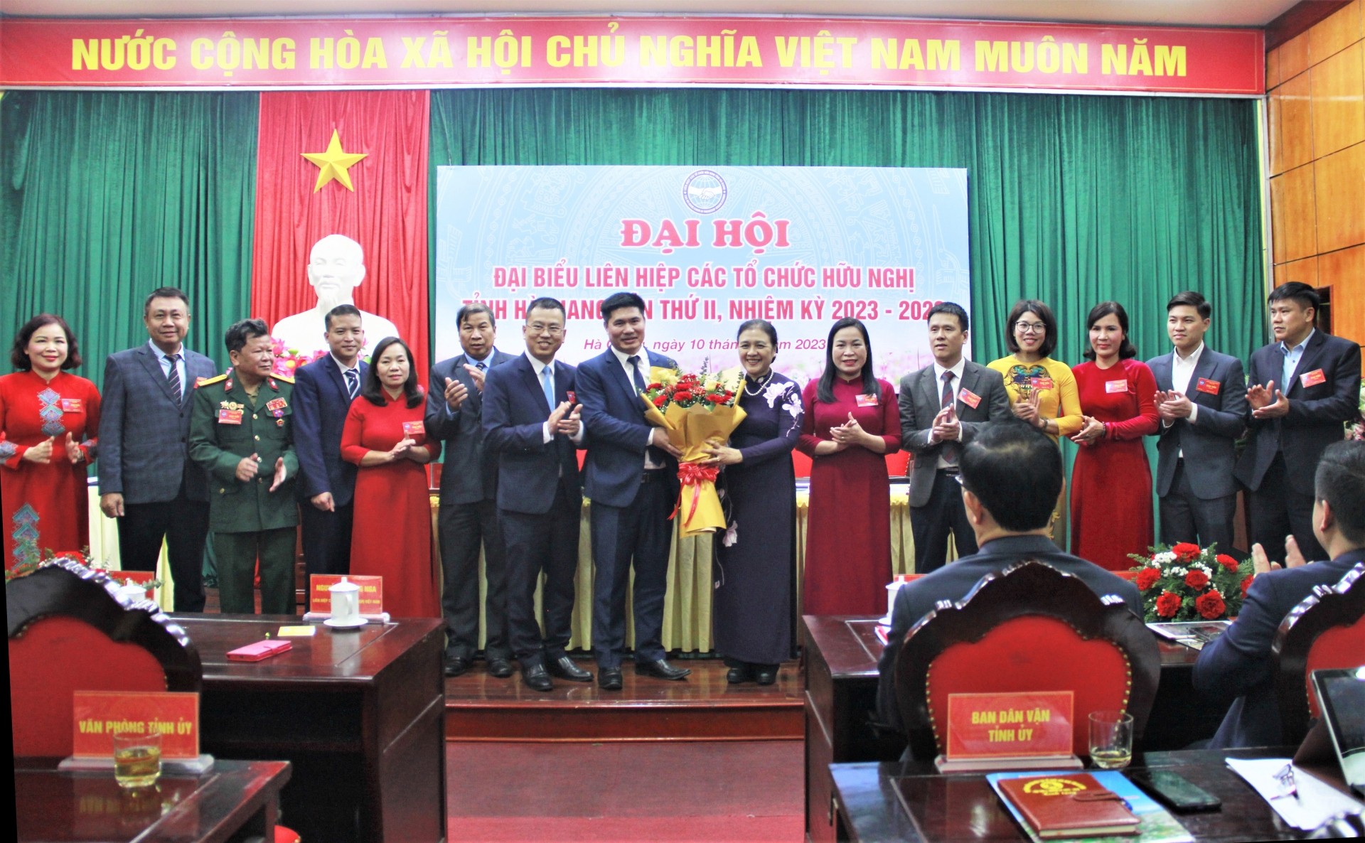 BCH Liên hiệp các tổ chức hữu nghị tỉnh Hà Giang khóa II ra mắt Đại hội (Ảnh: Báo Hà Giang). BCH Liên hiệp các tổ chức hữu nghị tỉnh Hà Giang khóa II ra mắt Đại hội (Ảnh: Báo Hà Giang).