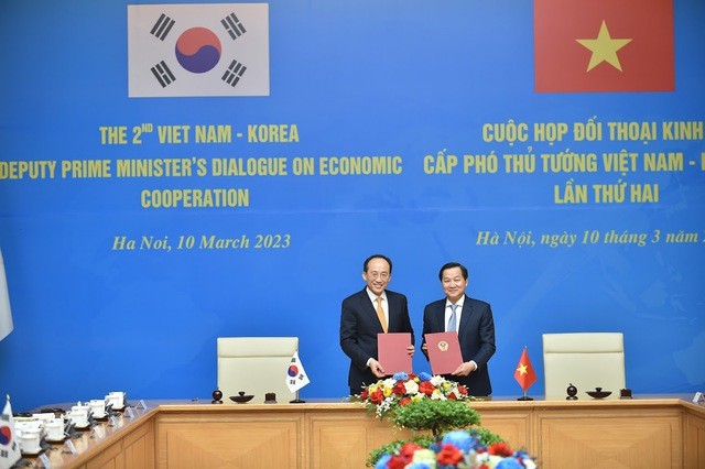 Phó Thủ tướng Chính phủ Lê Minh Khái và Phó Thủ tướng Hàn Quốc Choo Kyungho đã ký Biên bản cuộc họp Đối thoại kinh tế cấp Phó Thủ tướng Việt Nam – Hàn Quốc lần thứ hai. Ảnh VGP/Quang Thương Phó Thủ tướng Chính phủ Lê Minh Khái và Phó Thủ tướng Hàn Quốc Choo Kyungho đã ký Biên bản cuộc họp Đối thoại kinh tế cấp Phó Thủ tướng Việt Nam – Hàn Quốc lần thứ hai. Ảnh VGP/Quang Thương