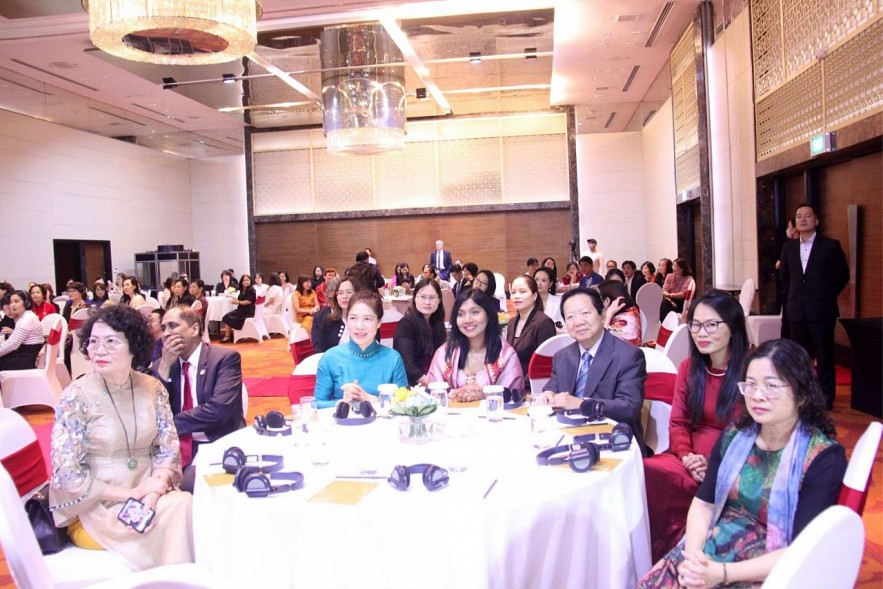 Taking Care of Women's Mental Health in Workplace Taking Care of Women's Mental Health in Workplace