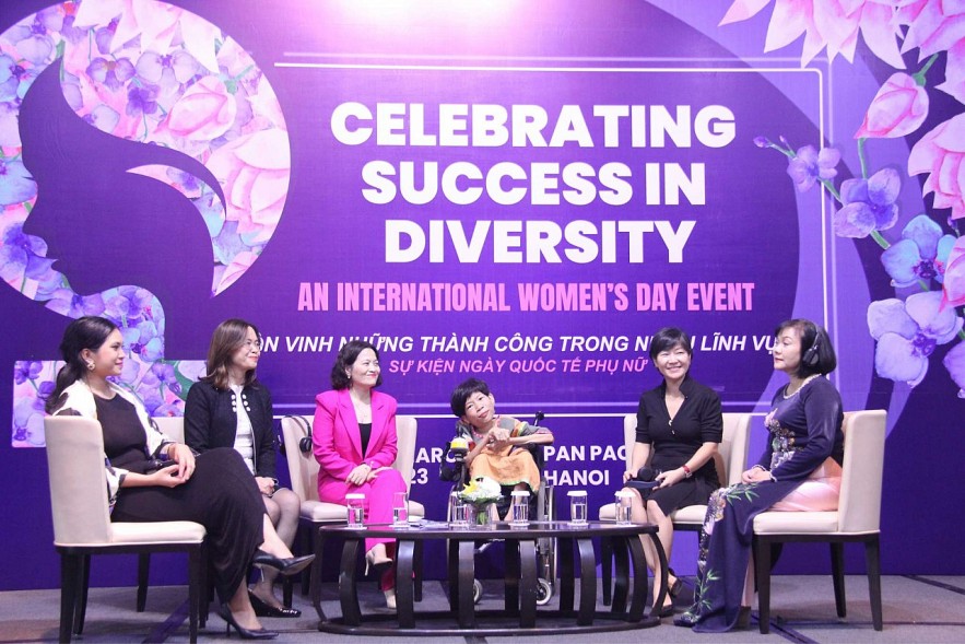 Taking Care of Women's Mental Health in Workplace Taking Care of Women's Mental Health in Workplace