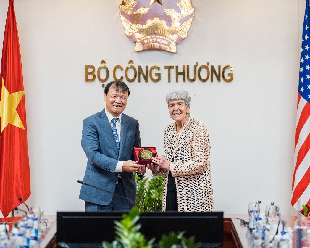 Vietnamese Deputy Minister of Industry and Trade Do Thang Hai received US Under Secretary of Commerce for International Trade Marisa Lago in Hanoi on March 10. Source: US's embassy in Hanoi Vietnamese Deputy Minister of Industry and Trade Do Thang Hai received US Under Secretary of Commerce for International Trade Marisa Lago in Hanoi on March 10. Source: US's embassy in Hanoi